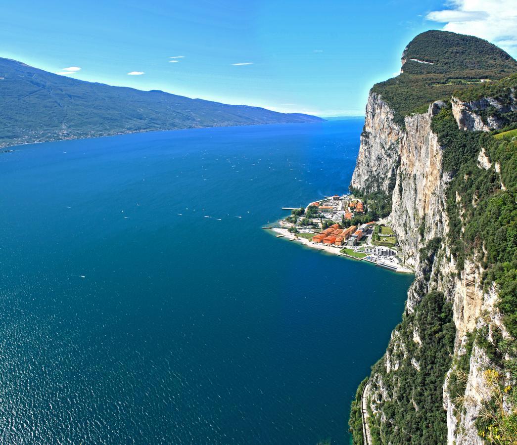 Campione Giulia Exclusive Lakefront Apartment By Gardadomusmea Campione del Garda Exteriör bild