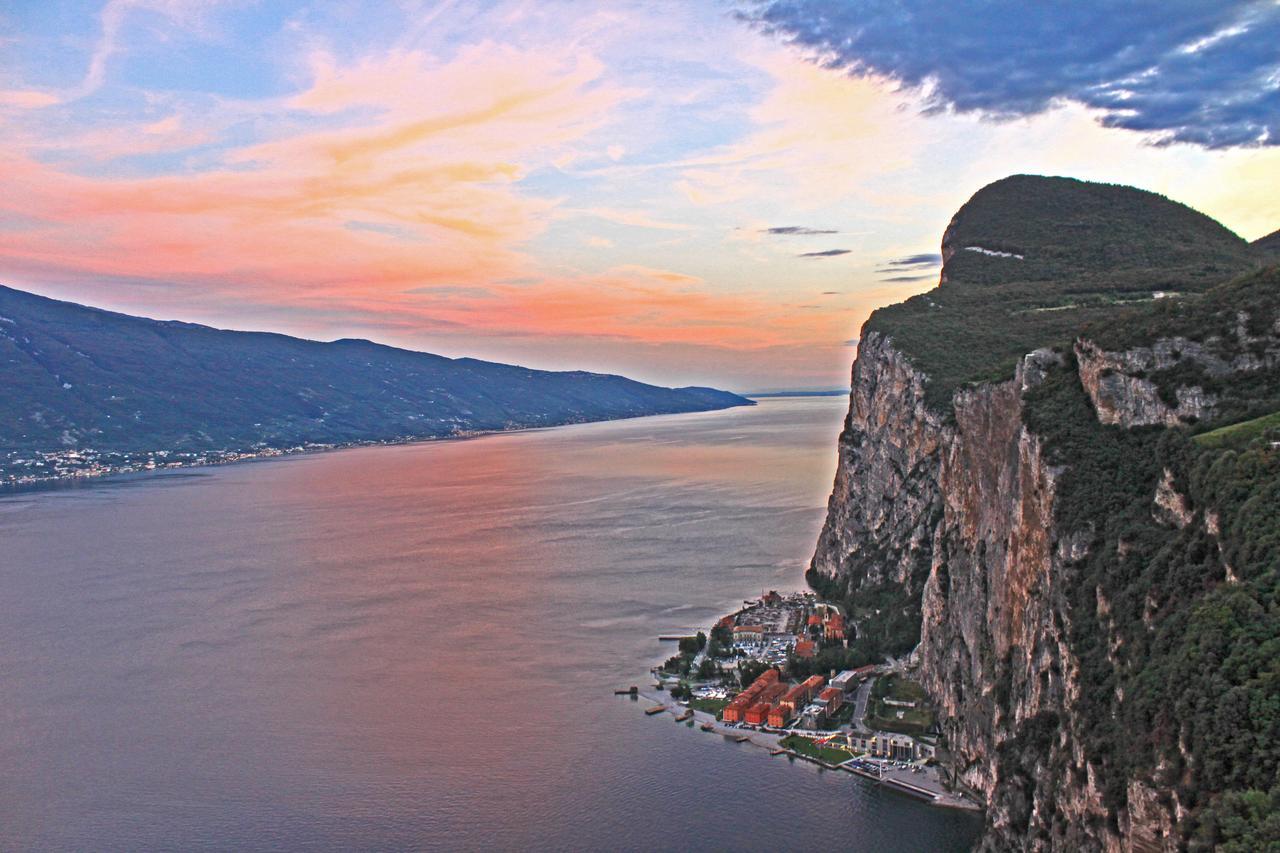 Campione Giulia Exclusive Lakefront Apartment By Gardadomusmea Campione del Garda Exteriör bild